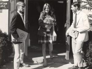 1969年，全球十大网赌正规平台的女学生在登记时拿着书离开了马瑟大厅.